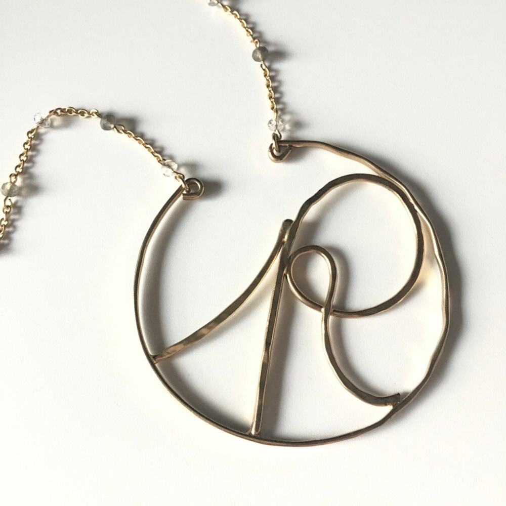 Cursive R openwork gold-tone necklace - Picture 9 of 9